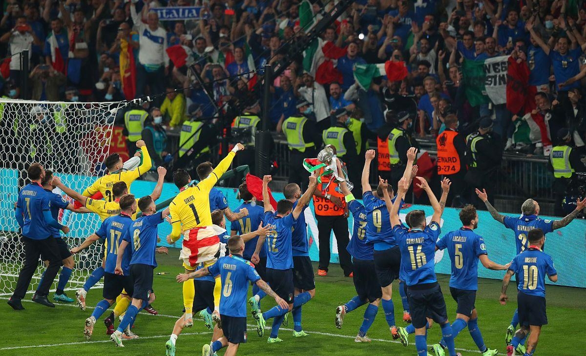 荷兰击败乌克兰，欧洲杯热门队伍表现不俗的简单介绍