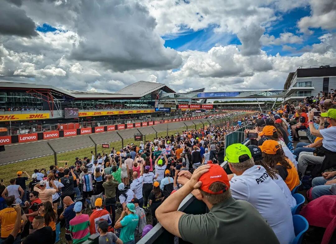 阿斯顿马丁翻盘索伯车队，塞恩斯点燃赛场的简单介绍