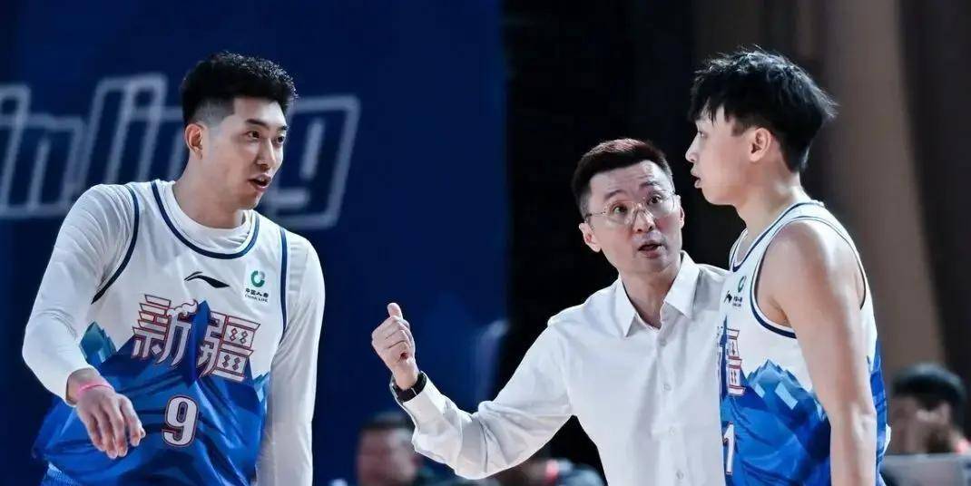 新疆队险胜掘金，周琦扛起全队